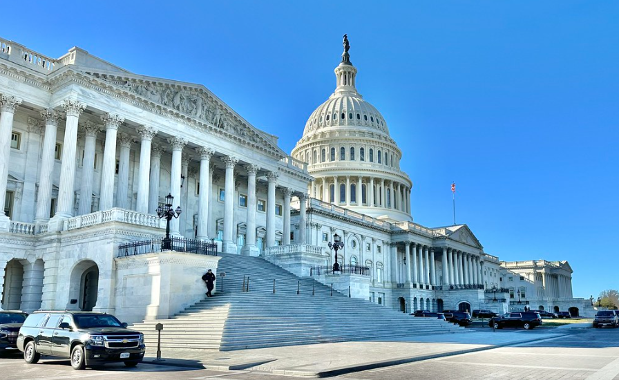 أعضاء في الكونغرس يدعون إلى إنشاء مركز لمكافحة جرائم التجزئة