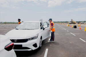 汉班托塔国际港新增滚装码头堆场，�