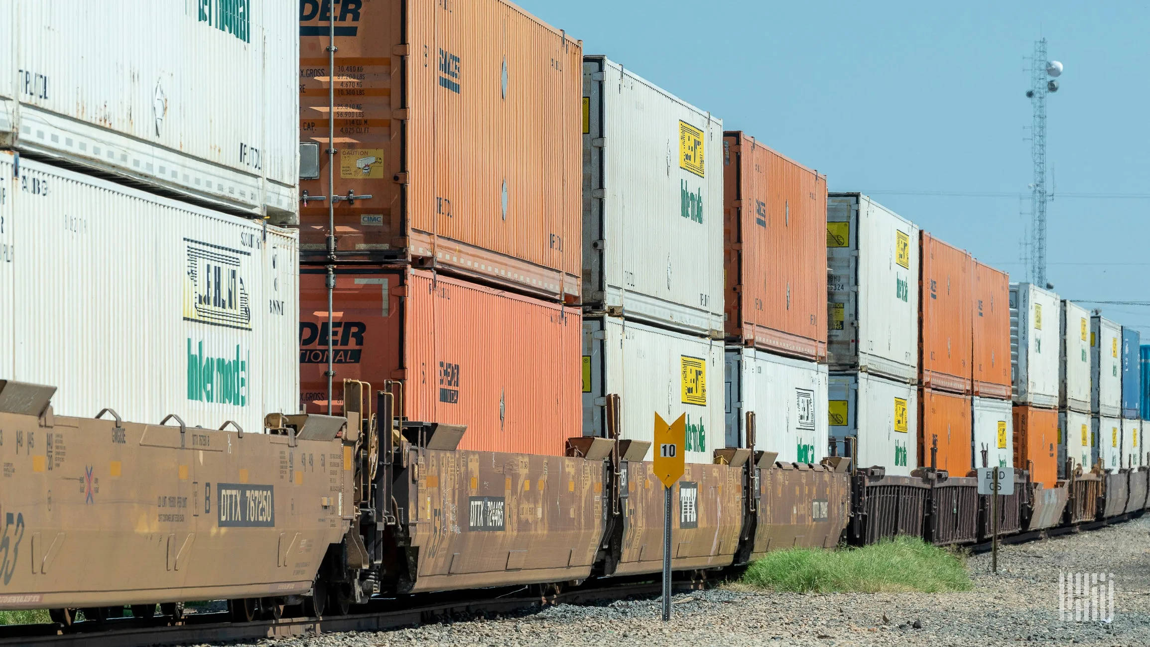 Intermodal rail makes weekly gain but trails 2025 traffic
