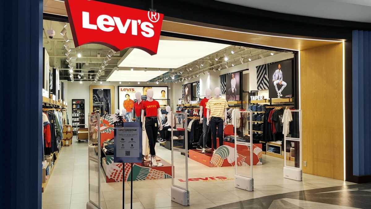 Levi Strauss shifts Ohio logistics work to Maersk