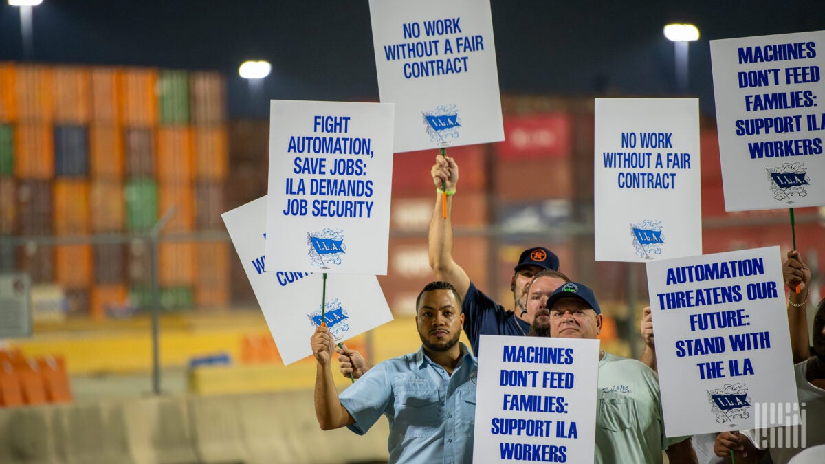 Greve nos portos termina com ILA e USMX concordando com aumento salarial substancial e extensão de contrato