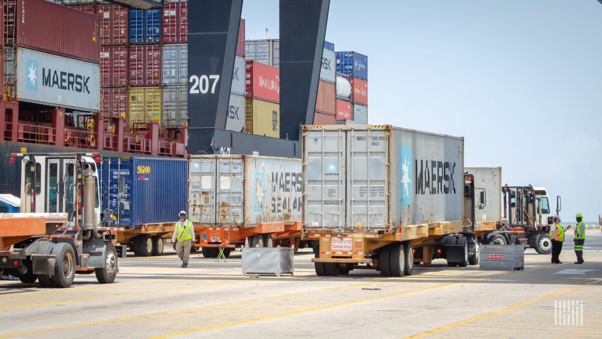 Empregadores portuários buscam liminar do NLRB contra sindicato de estivadores