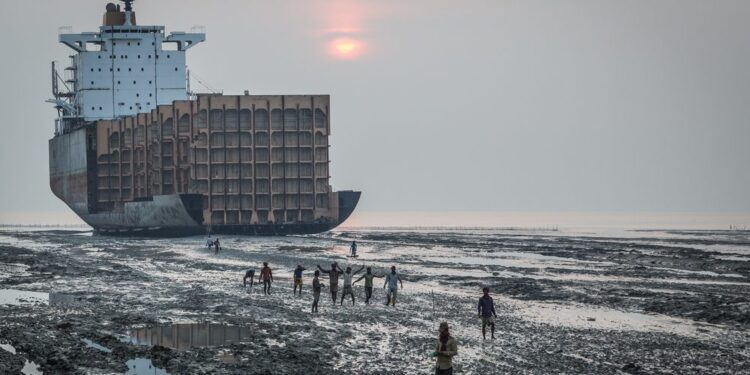 Norwegian Wealth Fund Commends Two Companies for Sustainable Practices in Ship Breaking