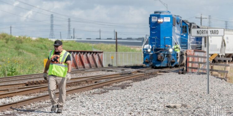 Buttigieg, Su urge 3 Class I freight railroads to guarantee paid sick leave
