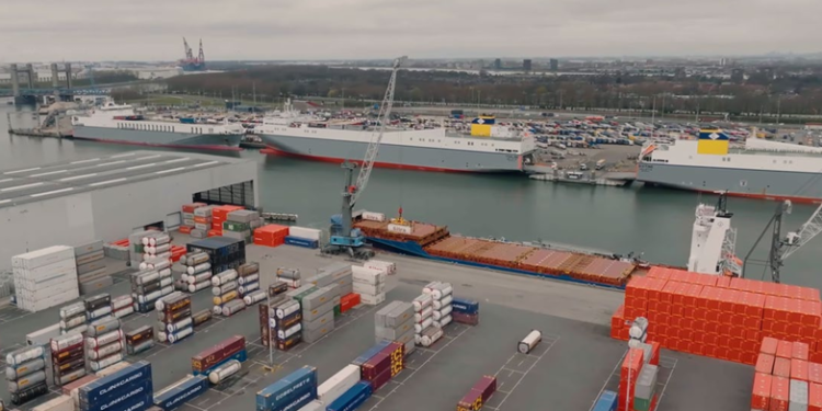 CLdN branches out into LoLo segment with new ship order