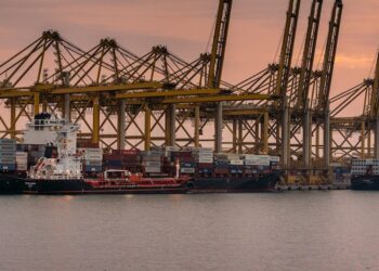 Comparative analysis of key global container ports