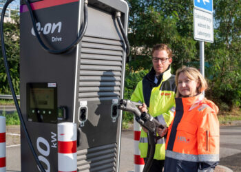 First e-truck charging station opens at Port of Hamburg