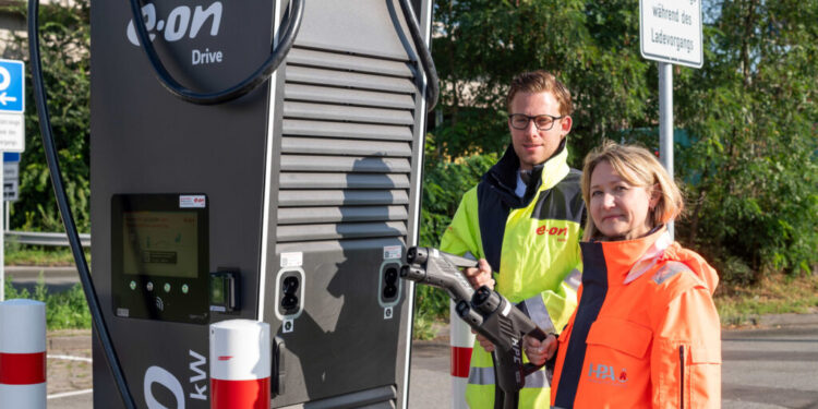 First e-truck charging station opens at Port of Hamburg