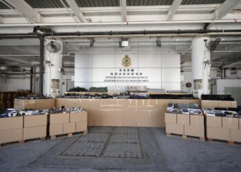 Hong Kong customs seize tablet PCs and mobile phones from falsely declared containers