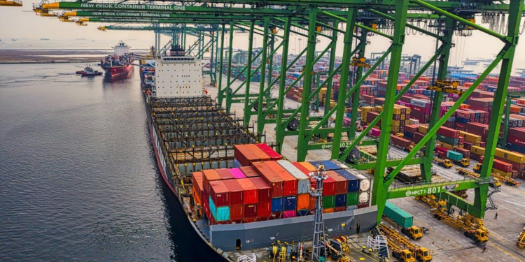 How to Start a Career in the Container Shipping Industry as a Student