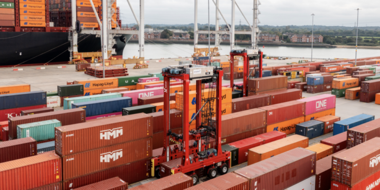 Kalmar equips DP World Southampton with hybrid straddle carriers