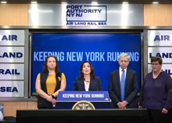 New York governor urges union, USMX to reach deal before port strike