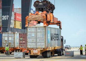 Poll by US Chamber finds voters want Biden to halt potential port strike