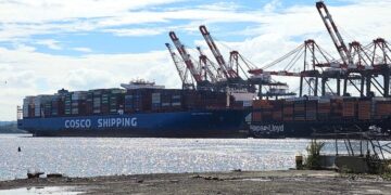 Shippers race ahead of port strike deadline 