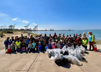 Shoreline cleanup action at port of Oakland