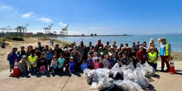 Shoreline cleanup action at port of Oakland