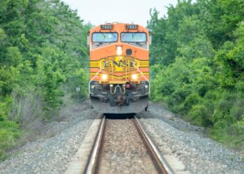 Unions warn regulators cost cuts at BNSF are risky