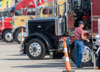 ATRI survey: Drivers and carriers see top issues in trucking differently