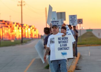East Coast port employers, longshore union to resume contract negotiations