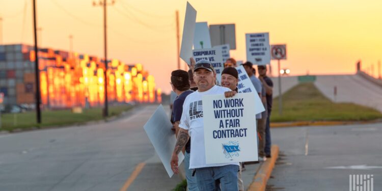East Coast port employers, longshore union to resume contract negotiations