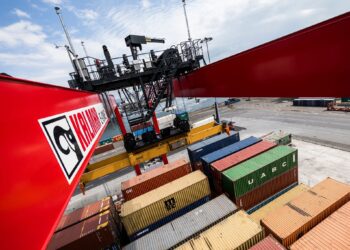 Kalmar cuts two members from Leadership Team