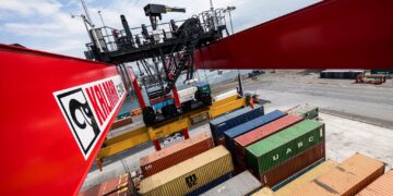 Kalmar cuts two members from Leadership Team