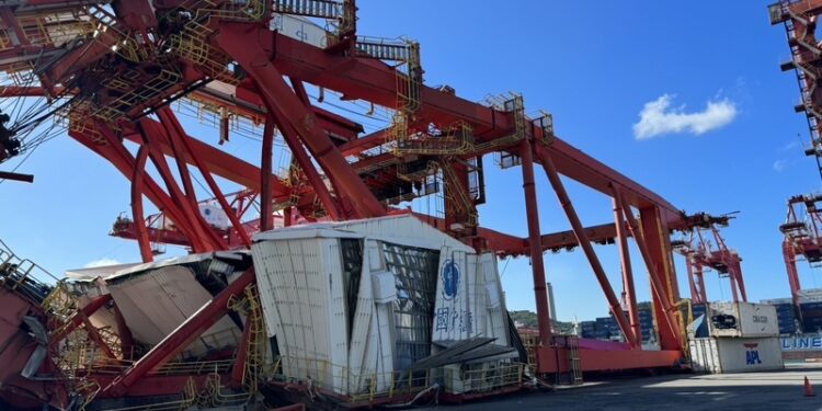 Keelung container crane collapses