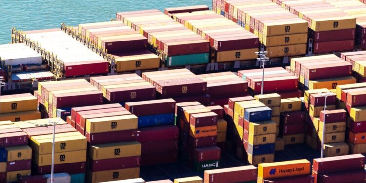 Longshore union halts overtime at Port of Montreal