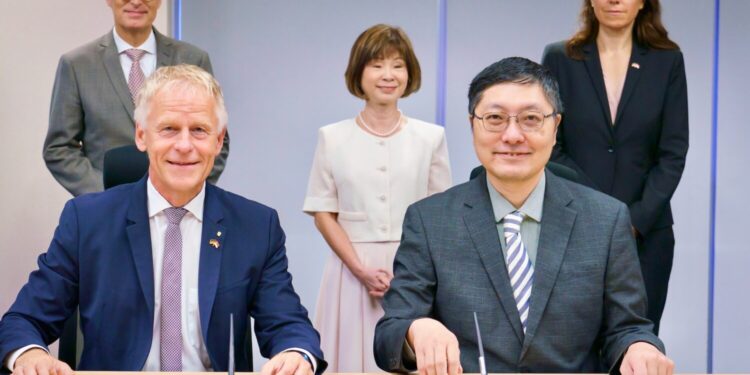 Ports of Singapore and Hamburg sign cooperation deal