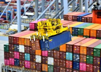 Shifting Tides: Container Volume Trends in Major Trade Hubs