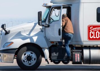 Shuttered Illinois trucking company files for bankruptcy liquidation