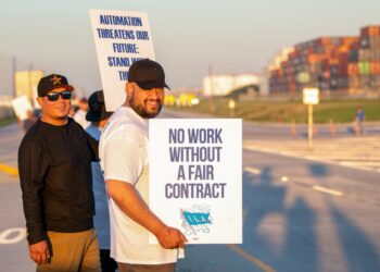 Union chief says he has received death threats during dock strike