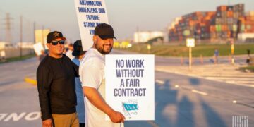 Union chief says he has received death threats during dock strike