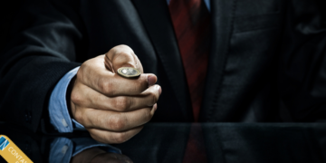 US dockers shift from catastrophe to comedy