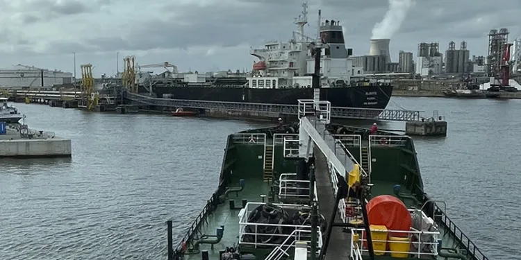 ExxonMobil supplies Hapag-Lloyd boxship with B251 bio marine fuel blend in Belgium