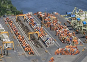 Montreal port calls on Trudeau to end strike
