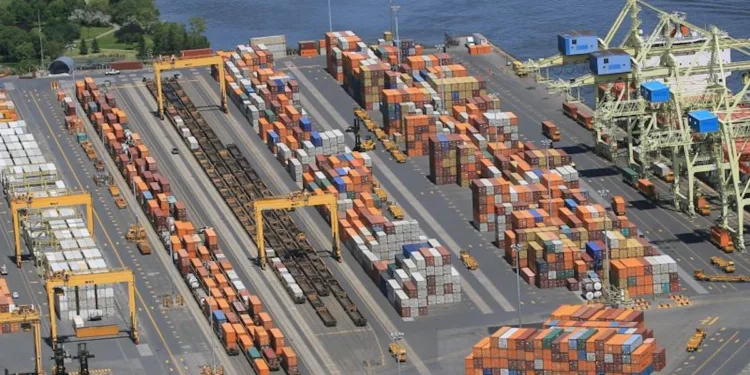 Montreal port calls on Trudeau to end strike