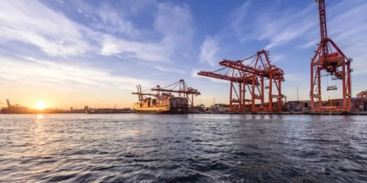 Ottawa moves to end port strikes