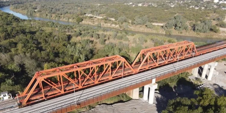 CPKC completes second span over Rio Grande at Laredo gateway