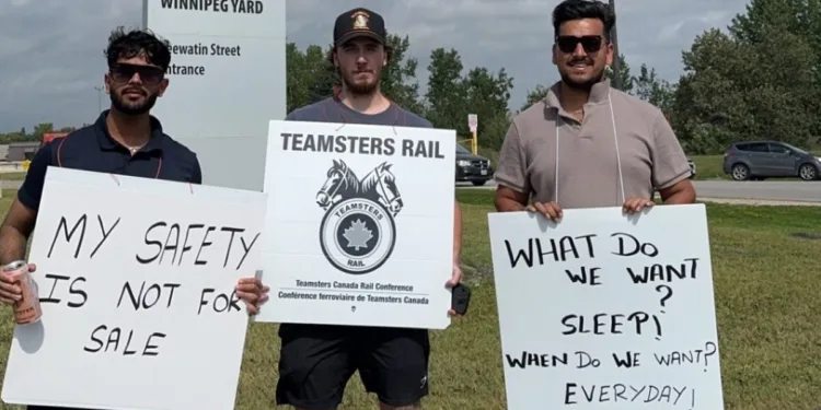 Ottawa should stay out of rail bargaining, says Teamsters Canada