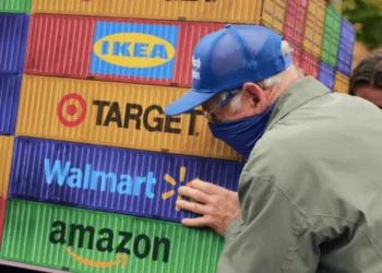 US retailers keep building up inventories