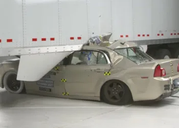 Feds reject investigation into truck side guard recall