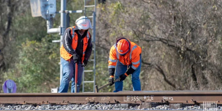 Thousands of Teamsters rail workers ratify new national contract