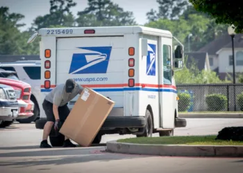 US Postal Service invites DOGE to fix structural problems