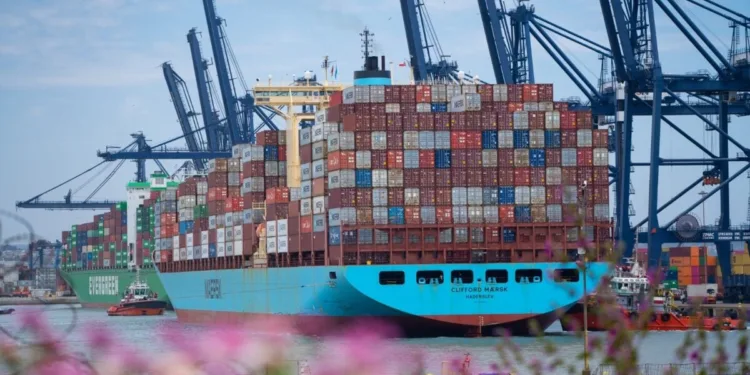 VIDEO: ONE vessel bumps Maersk boxship in Hong Kong