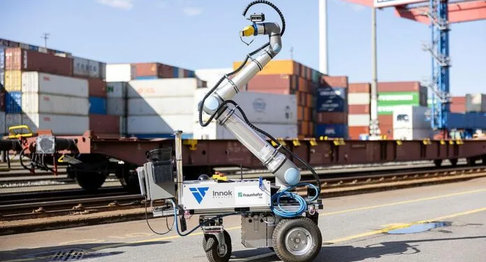 HHLA successfully tests mobile robotics in rail operations