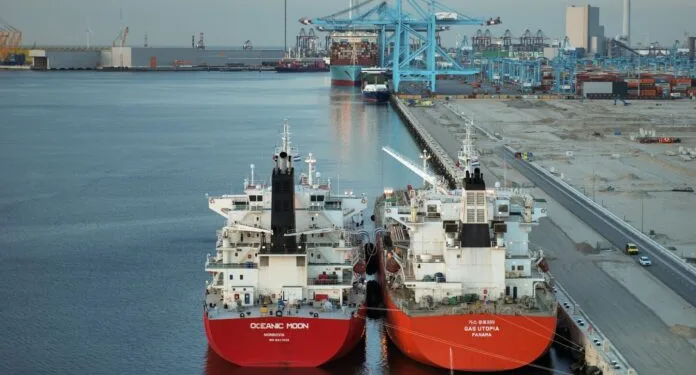Successful ammonia bunkering pilot between two vessels at port of Rotterdam