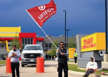 DHL Express Canada, striking workers tentatively agree on labor deal
