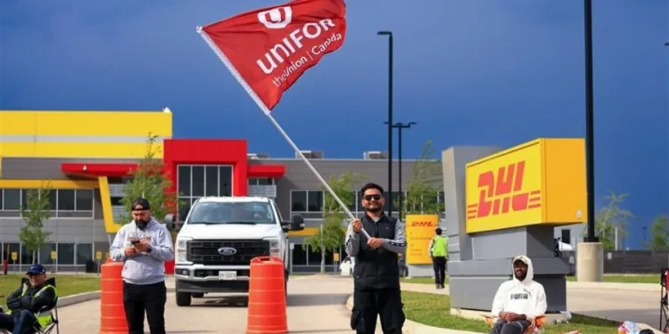 DHL Express Canada, striking workers tentatively agree on labor deal