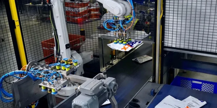 FedEx robot improves parcel sorting at Cologne airport facility